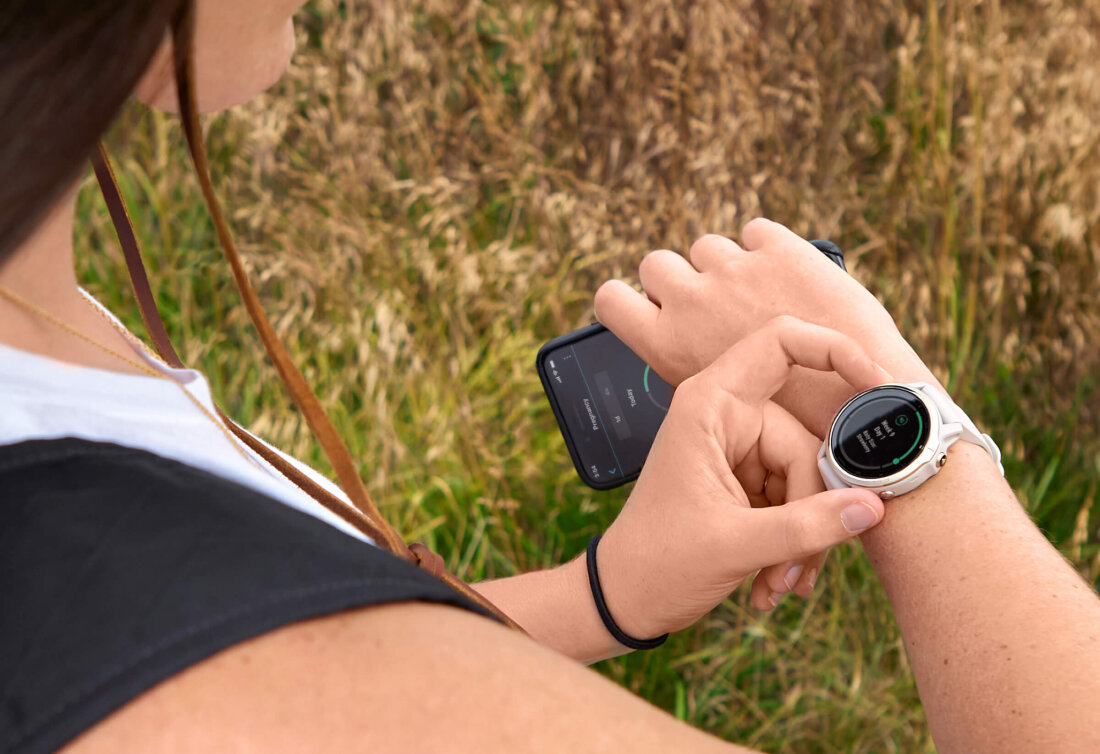 Pilt naisest, kes kannab Lily nutikella v&otilde;i Garmini naistele m&otilde;eldud toodet.